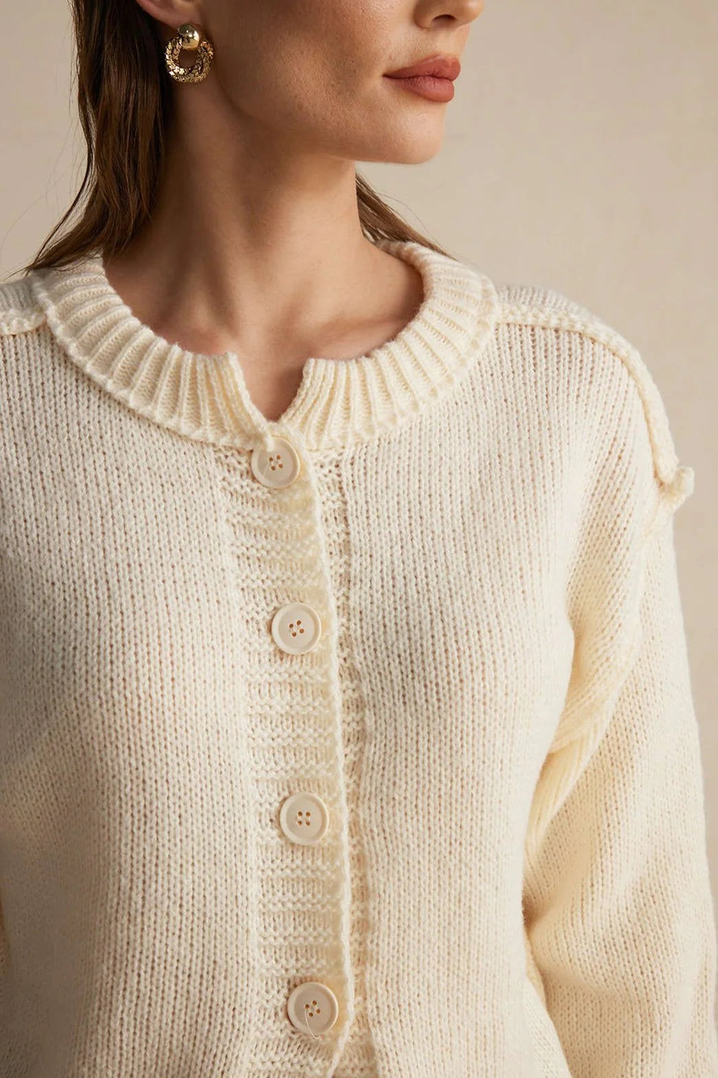 Ella | Stickad Offwhite Kofta med Dekorativa Knappar