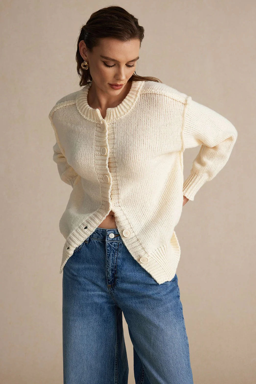 Ella | Stickad Offwhite Kofta med Dekorativa Knappar