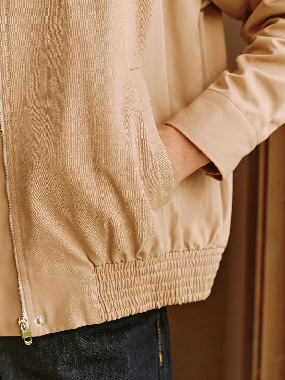 Nelli | Beige Bomberjacka i Tunn Bomull