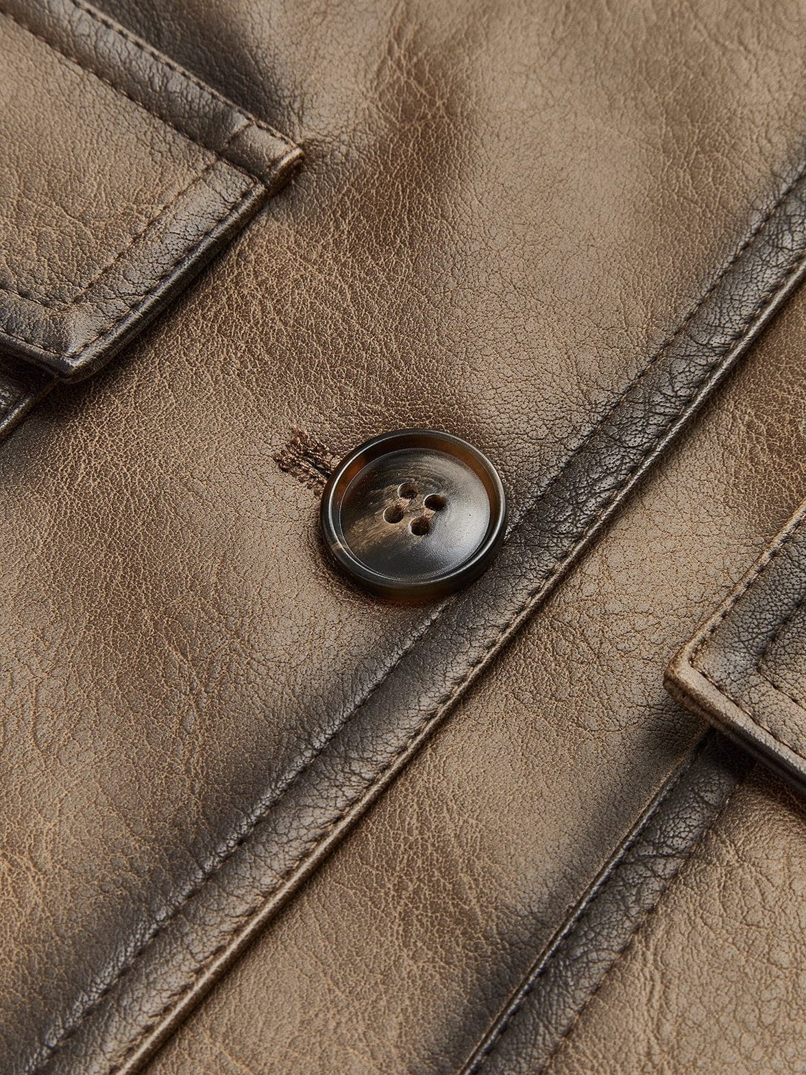 Kaia | Kort Jacka i Läderlook med Kontrastdetaljer