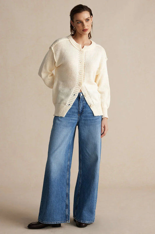 Ella | Stickad Offwhite Kofta med Dekorativa Knappar