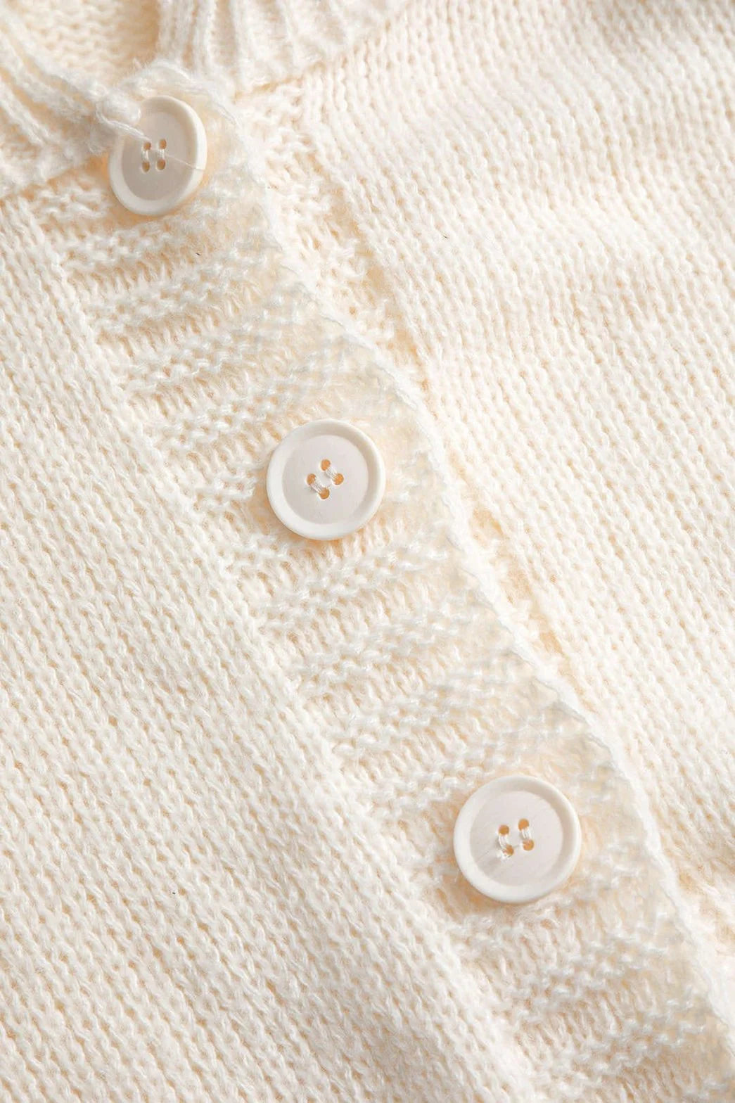 Ella | Stickad Offwhite Kofta med Dekorativa Knappar